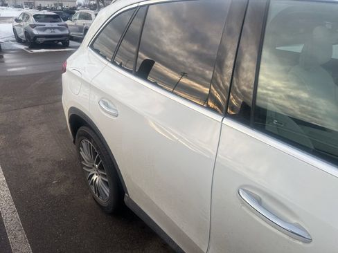 Used 2025 Mercedes-Benz GLC 300 4MATIC image 11