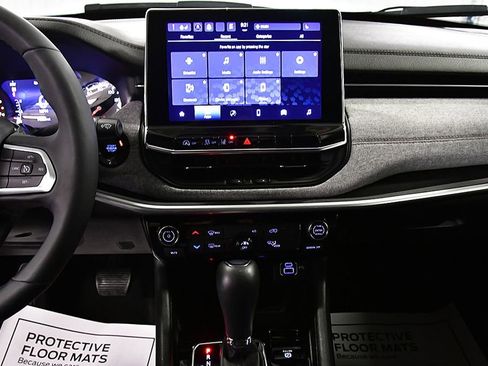 Used 2023 Jeep Compass Latitude image 25