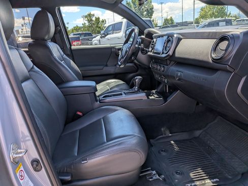 Used 2020 Toyota Tacoma TRD Off-Road AWD/4WD image 32