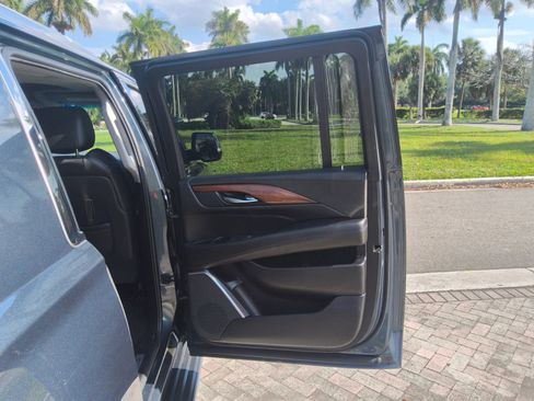 Used 2019 Cadillac Escalade ESV Luxury AWD/4WD image 34