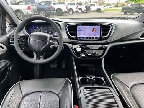 Used 2025 Chrysler Pacifica Limited FWD image 9