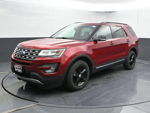 Used 2016 Ford Explorer XLT w/ Equipment Group 202A AWD/4WD image 7