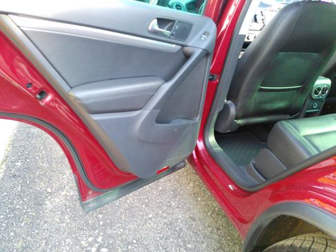 Used 2013 Volkswagen Tiguan SEL FWD image 34