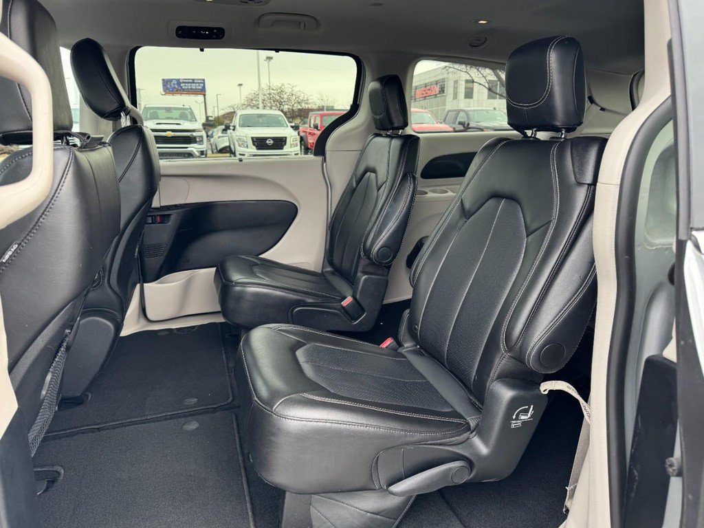 Used 2024 Chrysler Pacifica Touring-L FWD image 10