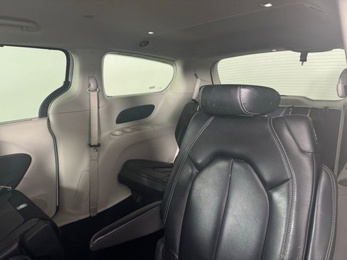 Used 2023 Chrysler Pacifica Touring-L image 3
