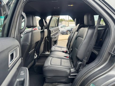 Used 2017 Ford Explorer XLT w/ Equipment Group 202A FWD image 12