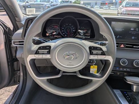 Used 2022 Hyundai Elantra SE FWD image 17