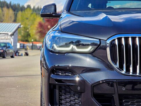 Used 2023 BMW X5 xDrive40i w/ M Sport Package AWD/4WD image 2