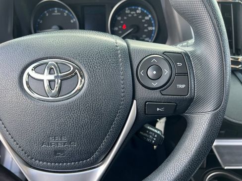 Used 2018 Toyota RAV4 LE FWD image 21