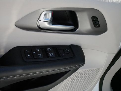 Used 2023 Chrysler Pacifica Touring-L image 18