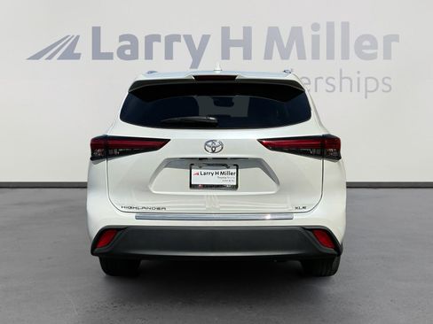 Used 2023 Toyota Highlander XLE FWD image 4