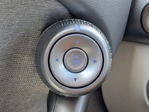 Used 2025 Genesis GV60 RWD image 32