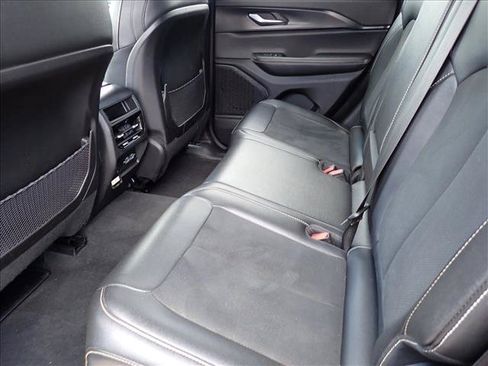 Used 2023 Jeep Grand Cherokee Altitude AWD/4WD image 9