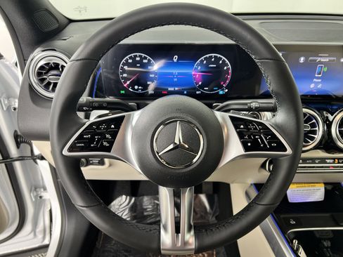 Used 2025 Mercedes-Benz GLB 250 image 27