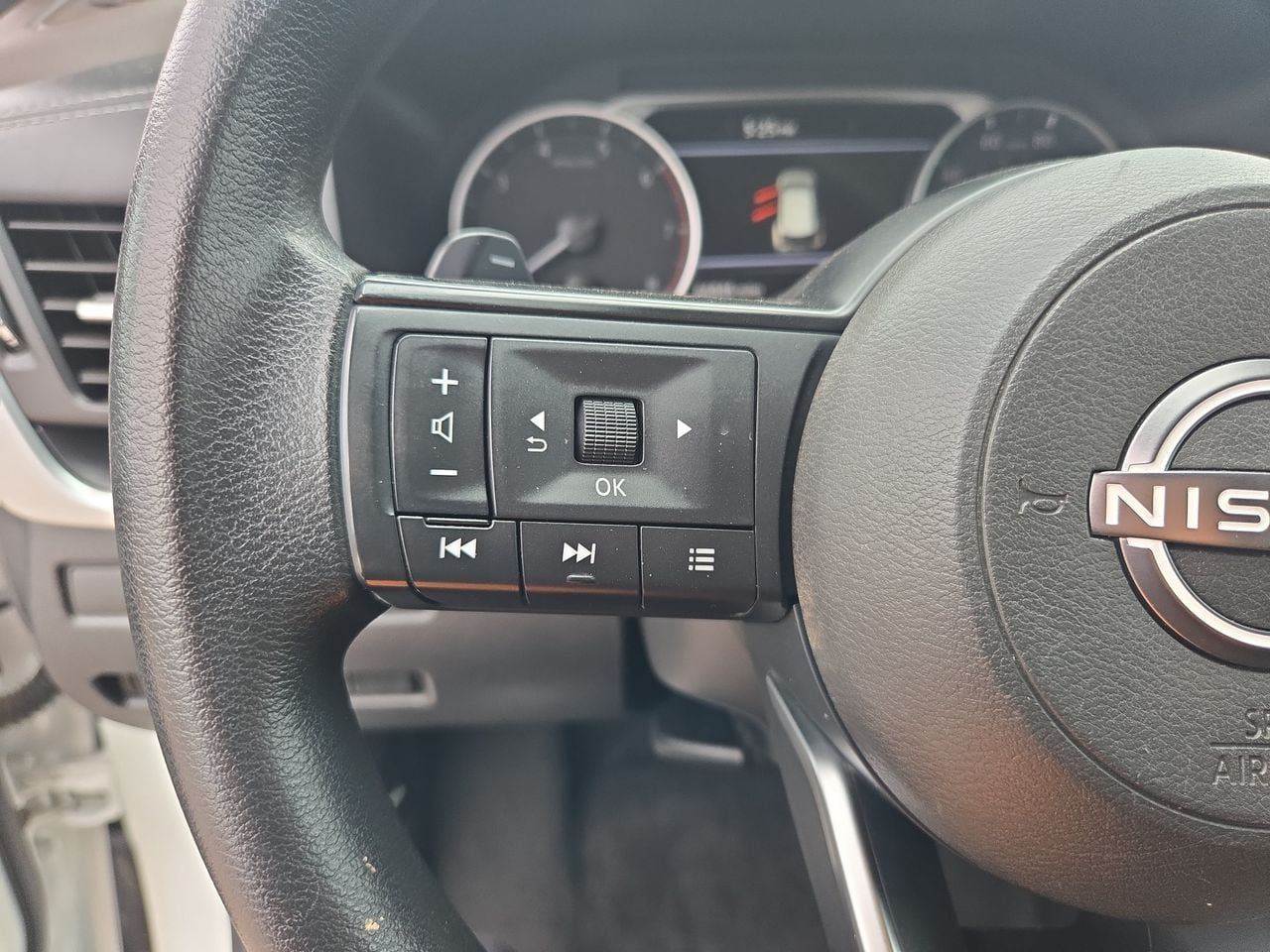 Used 2023 Nissan Rogue S FWD image 11