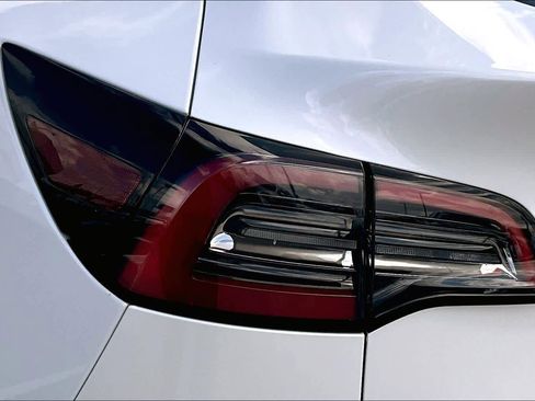 Used 2022 Tesla Model Y Long Range image 26