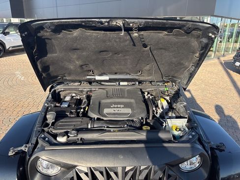 Used 2017 Jeep Wrangler Unlimited Sahara w/ Connectivity Group AWD/4WD image 29