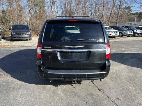 Used 2015 Chrysler Town & Country Touring FWD image 4
