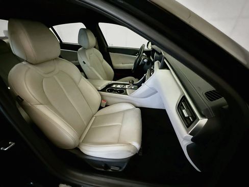 Used 2025 Genesis G70 2.5T RWD image 32