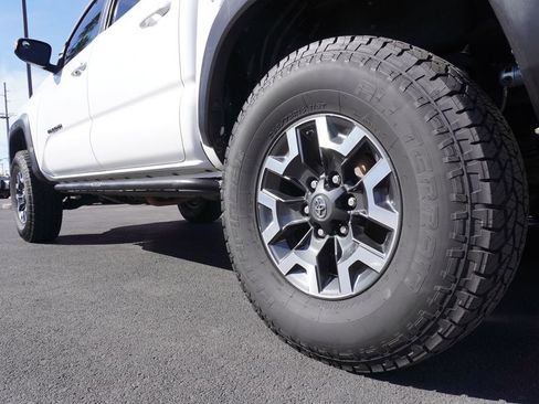 Used 2018 Toyota Tacoma TRD Off-Road w/ Technology Package image 6