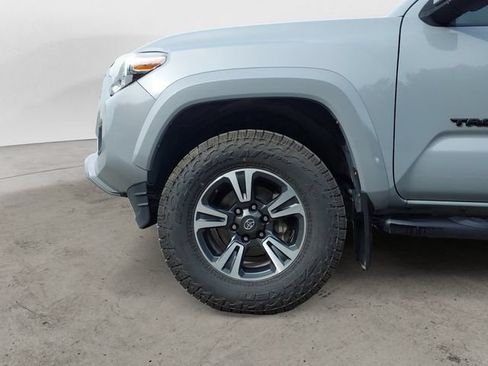 Used 2018 Toyota Tacoma TRD Sport w/ Technology Package AWD/4WD image 9