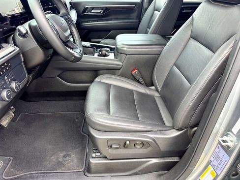 Used 2025 Chevrolet Suburban Z71 image 12