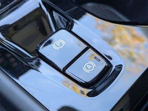 Certified 2025 Volvo XC40 B5 Plus image 32