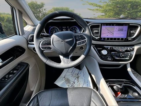 Used 2023 Chrysler Pacifica Limited FWD image 5