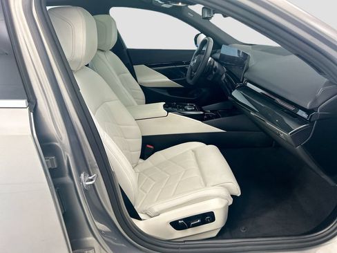 Used 2025 BMW 530i w/ Premium Package RWD image 21