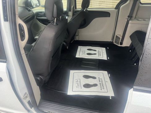 Used 2019 Dodge Grand Caravan SE w/ UConnect Hands-Free Group image 9