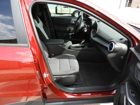 Used 2025 Chevrolet Trax LS w/ LS Convenience Package FWD image 29