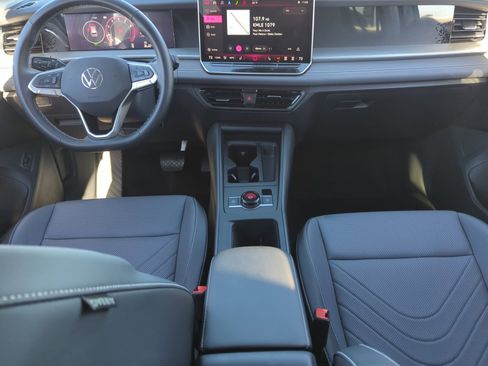 Certified 2025 Volkswagen Tiguan SE image 19