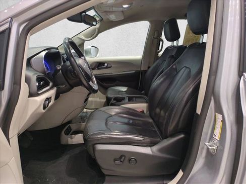 Used 2020 Chrysler Pacifica Touring-L w/ Tire & Wheel Group image 16