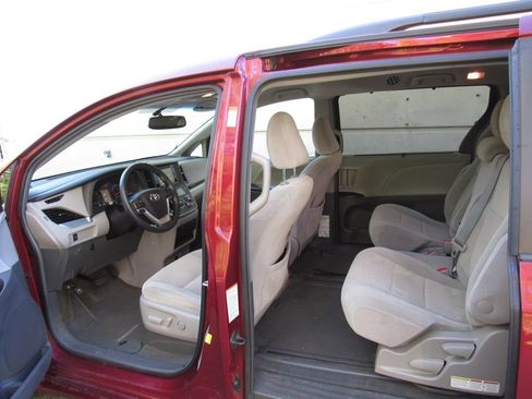 Used 2015 Toyota Sienna LE FWD image 13