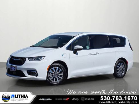 Used 2023 Chrysler Pacifica Touring-L FWD image 1