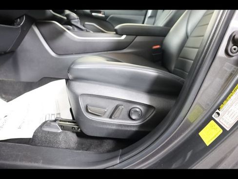 Used 2024 Toyota Highlander XLE AWD/4WD image 46