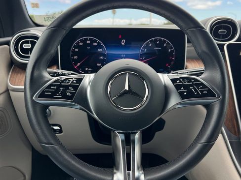 Used 2025 Mercedes-Benz GLC 300 image 27