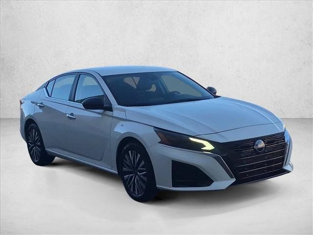 Used 2025 Nissan Altima 2.5 SV FWD image 3