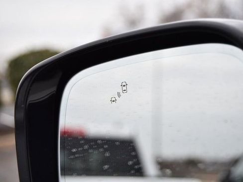 Used 2024 Nissan Armada SL w/ Captain's Chairs Package image 10