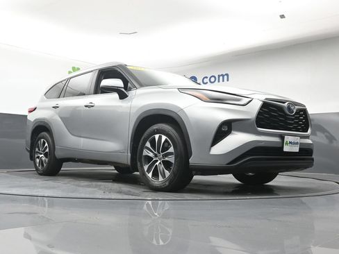Used 2023 Toyota Highlander XLE AWD/4WD image 29