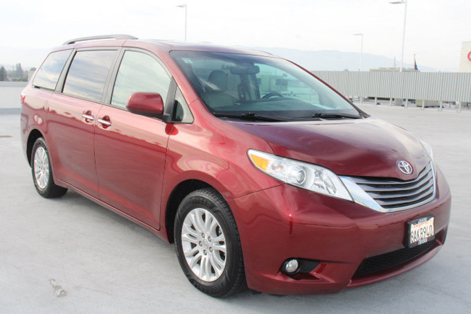 Used 2017 Toyota Sienna XLE Premium FWD image 2