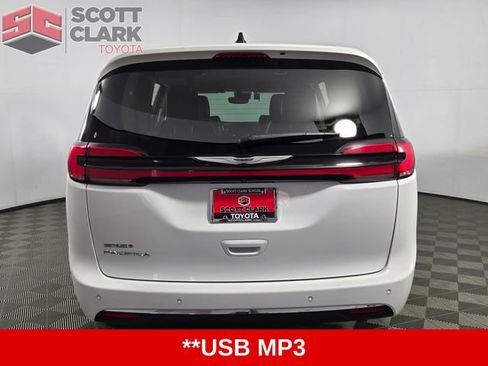 Used 2023 Chrysler Pacifica Touring-L FWD image 6