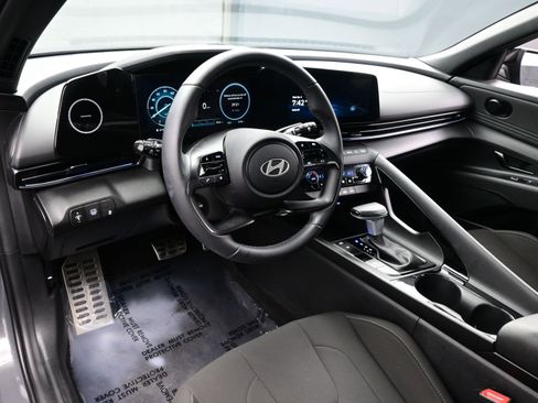 Certified 2025 Hyundai Elantra SEL image 12