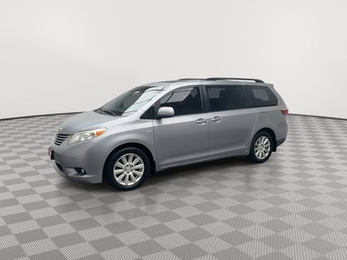 Used 2017 Toyota Sienna XLE Premium image 38