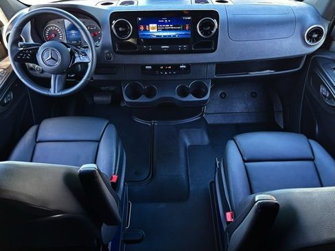 Used 2025 Mercedes-Benz Sprinter 2500 image 23