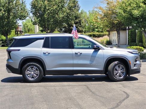 Used 2024 Chevrolet Traverse LT image 4