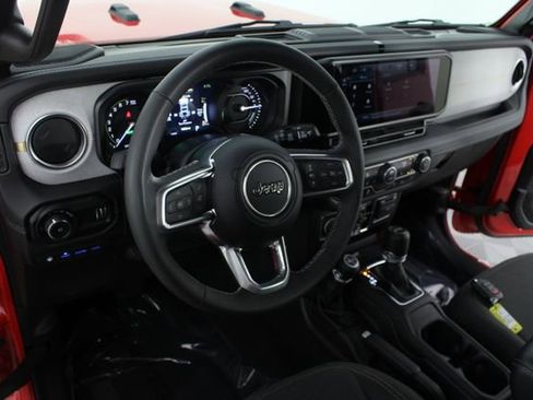 Used 2025 Jeep Wrangler Unlimited Sahara w/ Safety Group image 8