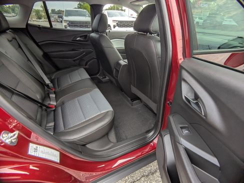 Used 2025 Chevrolet Trax LT w/ LT Convenience Package FWD image 13
