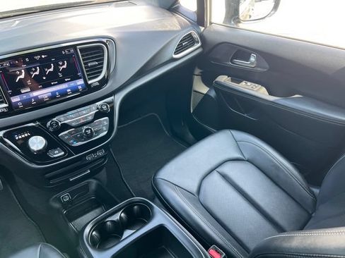 Used 2025 Chrysler Pacifica Select FWD image 35