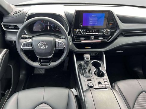 Certified 2025 Toyota Highlander XSE image 17